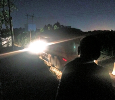 混凝土攪拌站車(chē)深夜借道1