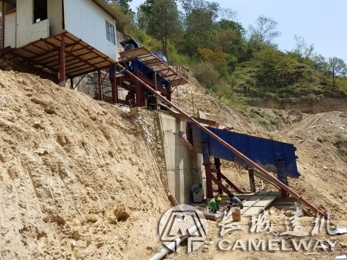 施工中的砼移動(dòng)攪拌站