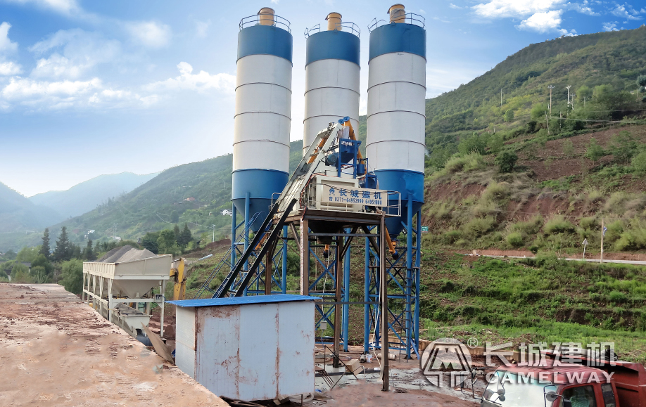 首先，我們要知道50攪拌站設(shè)備比較適合小型的工程現(xiàn)場生產(chǎn)使用，其該設(shè)備的特點(diǎn)主要有以下幾種：

