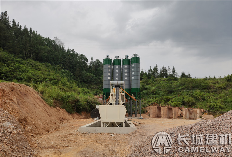 云南客戶采購(gòu)的長(zhǎng)城hzs120攪拌站設(shè)備安裝現(xiàn)場(chǎng)