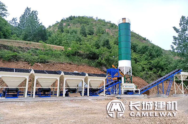 穩(wěn)定土拌合站設(shè)備現(xiàn)場(chǎng)